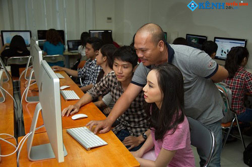 Sinh viên hệ liên thông Đại học được thực hành trong phòng máy hiện đại và giảng viên tận tình giảng dạy